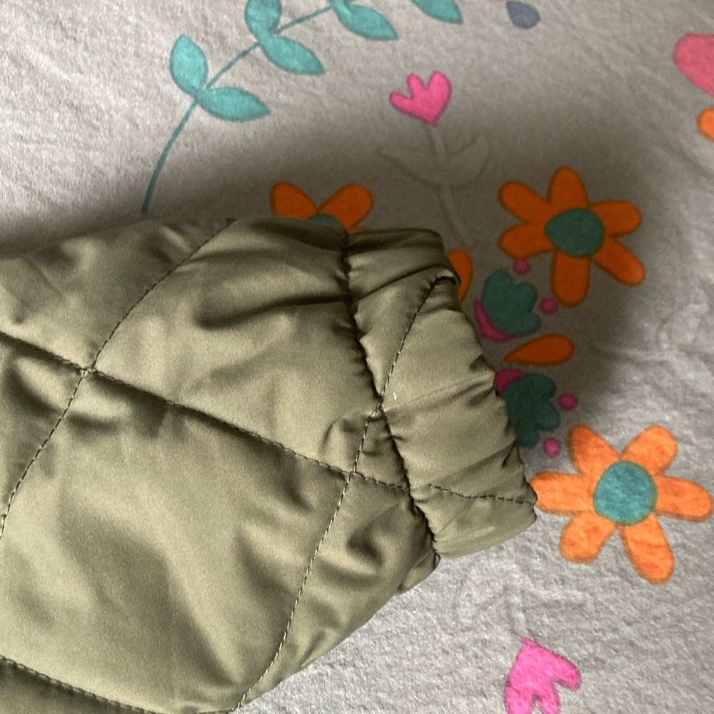 Vuori bomber jacket. Size small. Olive Green Quilted and no longer made - Picture 5 of 9
